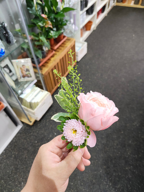 Boutonniere, Buttonhole
